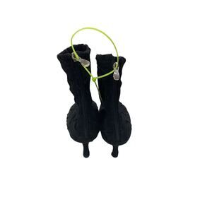 Black small heel shoes size 8